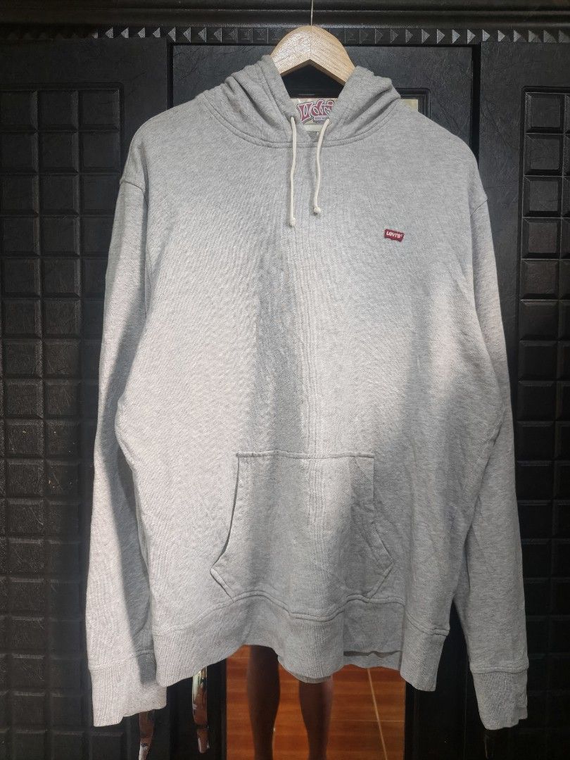 Levis minimal logo hoodie (Category: Hoodies) located in San Isidro. Submitted by goldendogs (Listing ID 1468882926, Image 1). Description: Levis Minimal logo hoodie Size Large ( 28.5 × 22.5 ) Excellent condition Flawless Dm 📥.