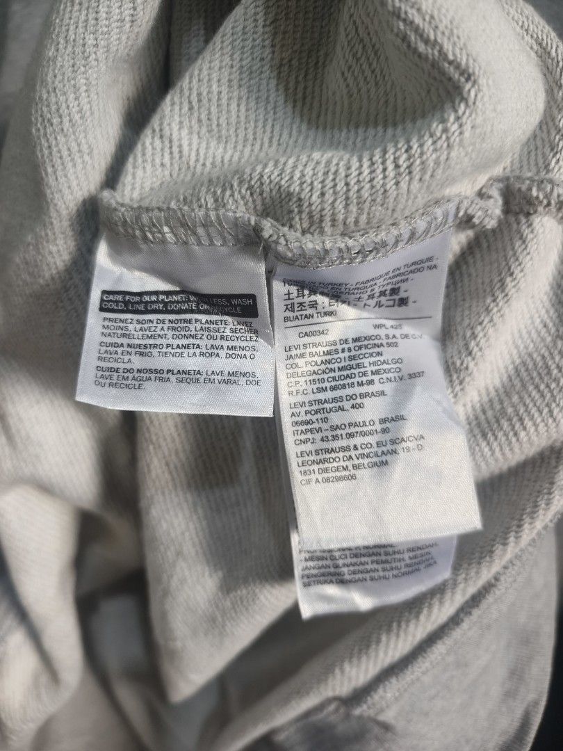 Levis minimal logo hoodie (Category: Hoodies) located in San Isidro. Submitted by goldendogs (Listing ID 1468882926, Image 3). Description: Levis Minimal logo hoodie Size Large ( 28.5 × 22.5 ) Excellent condition Flawless Dm 📥.