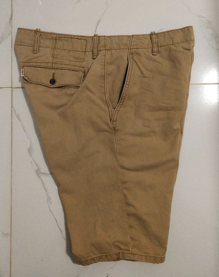 Levi's short size 34 (Category: Shorts) located in Trece Martires City. Submitted by cee_sar (Listing ID 1468847929, Image 1). Description: Levi's short size 34 Khaki W 34 x L21 Leg open 10 .