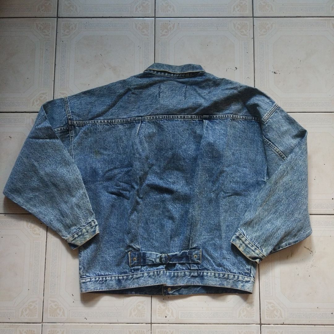Levis Type 2 Denim Jacket M (Category: Coats, Jackets and Outerwear) located in Pasay City. Submitted by denimdude.ph (Listing ID 1468811788, Image 2). Description: boxy cut yellow spot at back and sleeve, last pics.