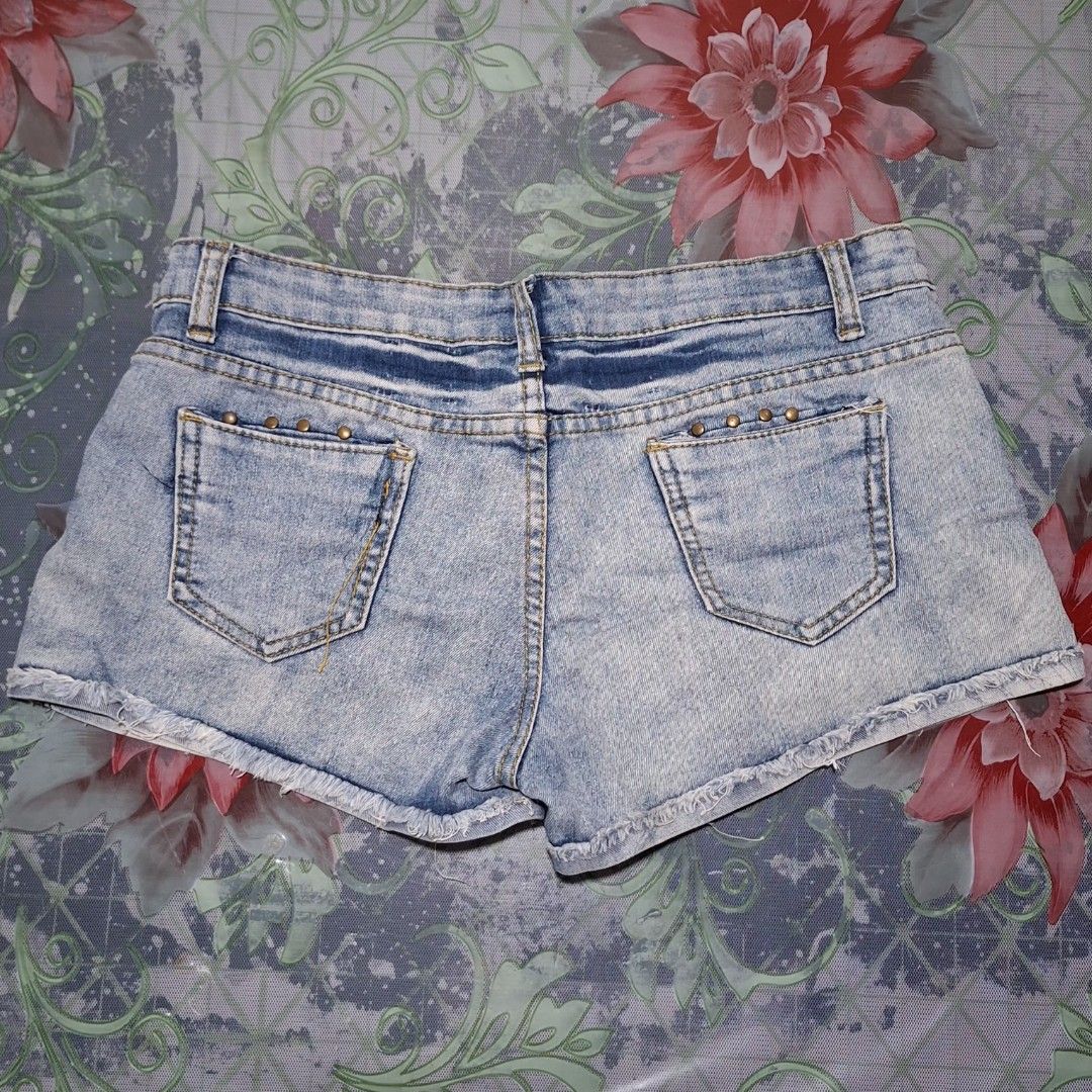 Lightwash and low waist denim short (Category: Shorts) located in Pasig City. Submitted by zelzelly (Listing ID 1468758364, Image 2). Description: Denim short RFS: Decluterring and too big for my size • Size - XL on tag • Length - 25cm/10.5inch • Opening - 11 inch/26cm • Light wash and low waist denim short • Metallic studs details along the upper back pockets 📍Can do meetups in any LRT2 stations - Lalamove • Accepts cash on hand and Gcash as pa