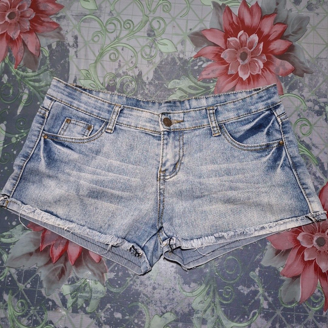 Lightwash and low waist denim short (Category: Shorts) located in Pasig City. Submitted by zelzelly (Listing ID 1468758364, Image 1). Description: Denim short RFS: Decluterring and too big for my size • Size - XL on tag • Length - 25cm/10.5inch • Opening - 11 inch/26cm • Light wash and low waist denim short • Metallic studs details along the upper back pockets 📍Can do meetups in any LRT2 stations - Lalamove • Accepts cash on hand and Gcash as pa