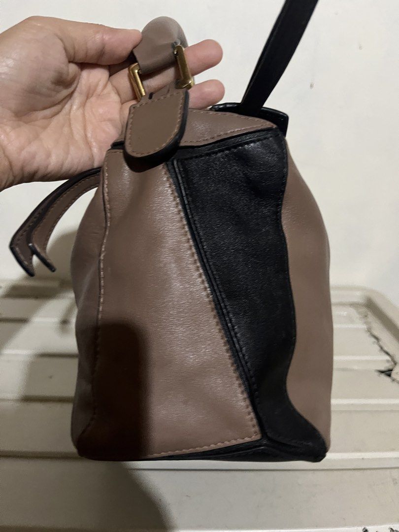 Loewe Puzzle in Multi-Color Bag (Category: Cross-body Bags) located in Baloi. Submitted by yusra3024 (Listing ID 1468924313, Image 2). Description: Nakaykk zip Coded Isyu: nasa last pic .