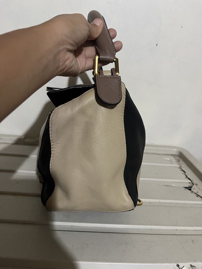 Loewe Puzzle in Multi-Color Bag (Category: Cross-body Bags) located in Baloi. Submitted by yusra3024 (Listing ID 1468924313, Image 3). Description: Nakaykk zip Coded Isyu: nasa last pic .