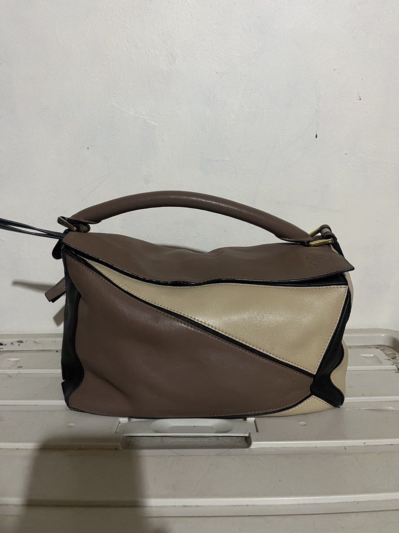 Loewe Puzzle in Multi-Color Bag (Category: Cross-body Bags) located in Baloi. Submitted by yusra3024 (Listing ID 1468924313, Image 1). Description: Nakaykk zip Coded Isyu: nasa last pic .
