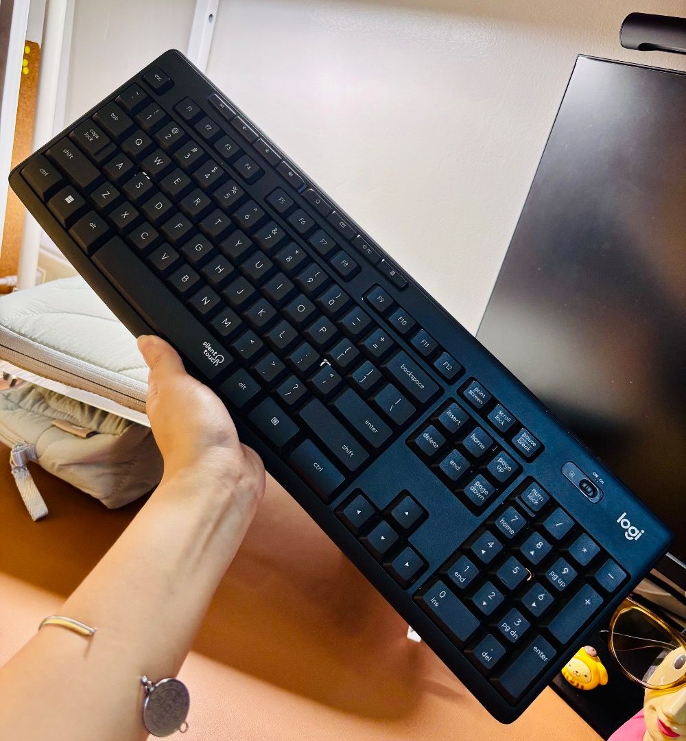 Logitech bundle (Category: Other Mobile & Gadget Accessories) located in Muntinlupa City. Submitted by jakibasila65102 (Listing ID 1468768583, Image 1). Description: MK295 keyboard M220 mouse C310 web cam.