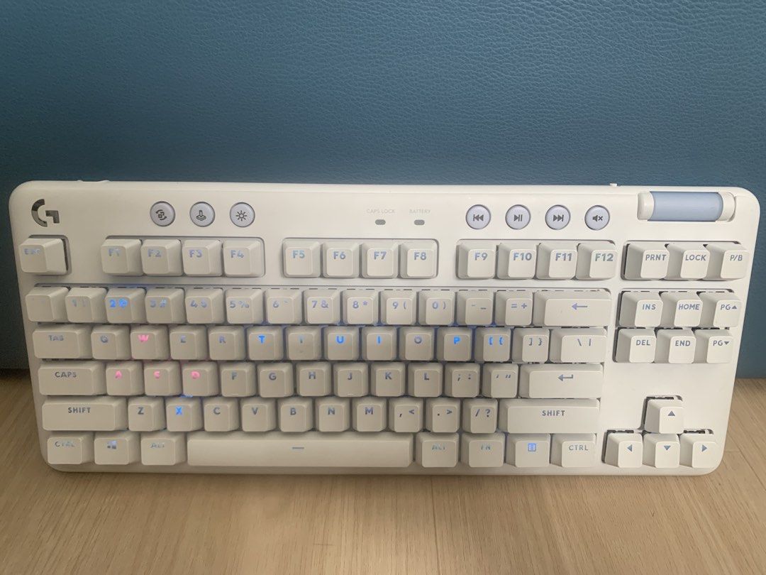 Logitech keyboard (Category: Computer Keyboard) located in Singapore. Submitted by kane_soh_yi (Listing ID 1468754276, Image 1). Description: Missing dongle but can use cable connect to pc Able to nego.