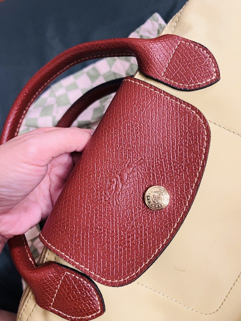 LONGCHAMP PISTACHIO SHORT HANDLE SMALL BAG (Category: Tote Bags) located in Pasig City. Submitted by fruitselling (Listing ID 1468746537, Image 3). Description: ☁️ Size small, short handle ☁️ with signs of used only .