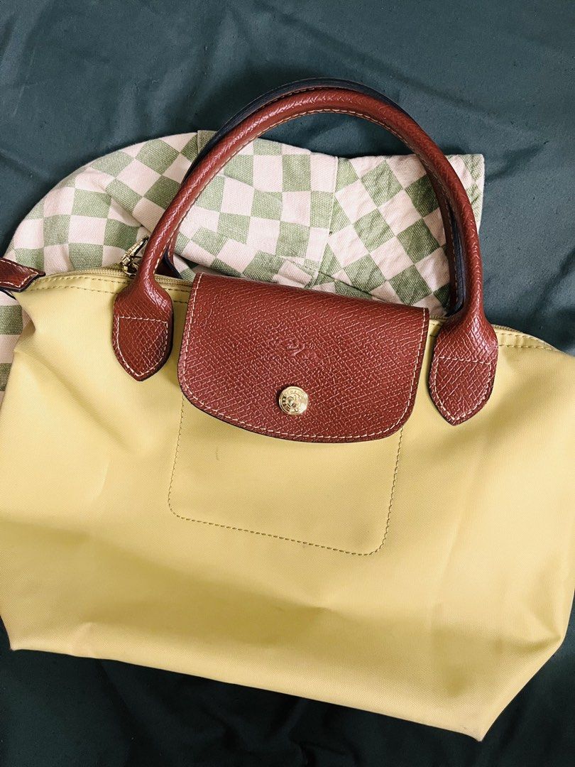LONGCHAMP PISTACHIO SHORT HANDLE SMALL BAG (Category: Tote Bags) located in Pasig City. Submitted by fruitselling (Listing ID 1468746537, Image 1). Description: ☁️ Size small, short handle ☁️ with signs of used only .