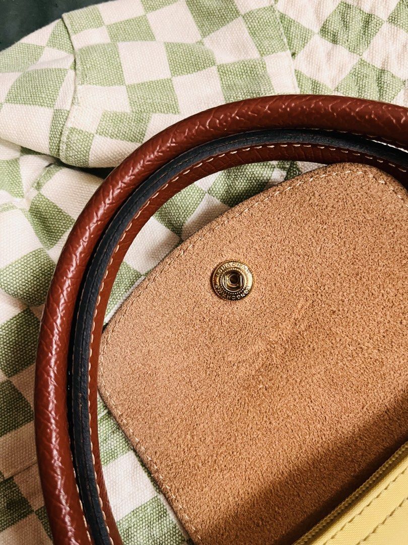 LONGCHAMP PISTACHIO SHORT HANDLE SMALL BAG (Category: Tote Bags) located in Pasig City. Submitted by fruitselling (Listing ID 1468746537, Image 2). Description: ☁️ Size small, short handle ☁️ with signs of used only .