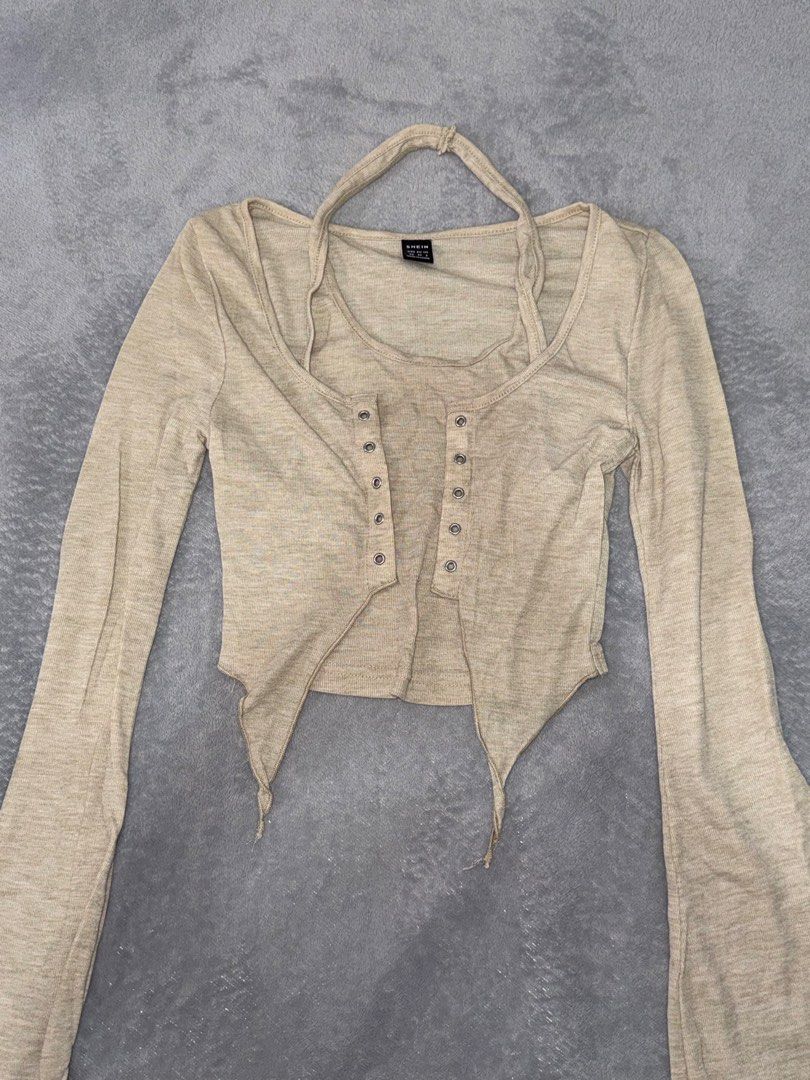 Longsleeved Halter Crop Top (Category: Longsleeves) located in Capas. Submitted by blesseee_d (Listing ID 1468752106, Image 1). Description: DM me! 💕.