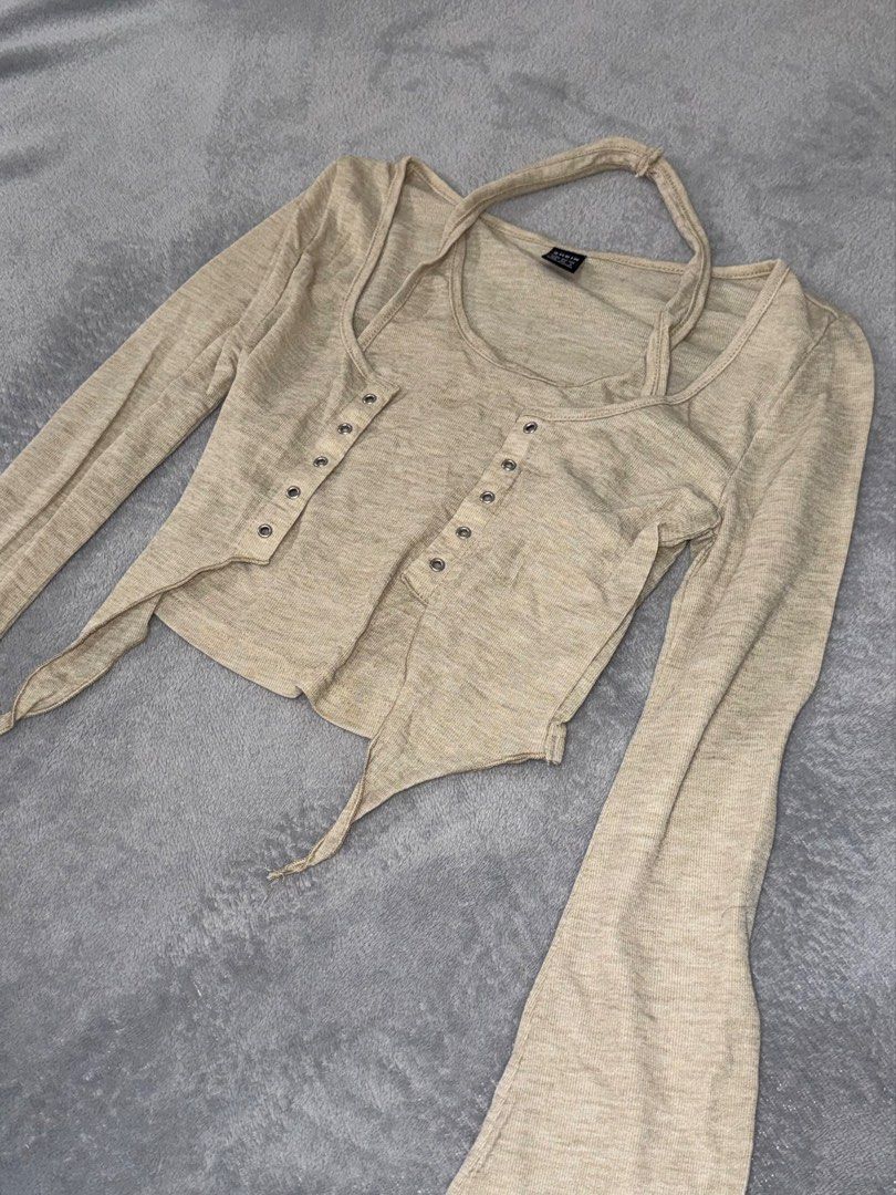Longsleeved Halter Crop Top (Category: Longsleeves) located in Capas. Submitted by blesseee_d (Listing ID 1468752106, Image 2). Description: DM me! 💕.