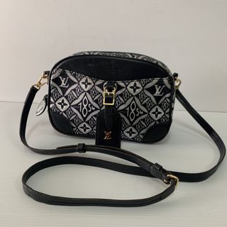 (Category: ) located in . Submitted by vintagebrandedstore (Listing ID 1468816116, Image 1). Description: .