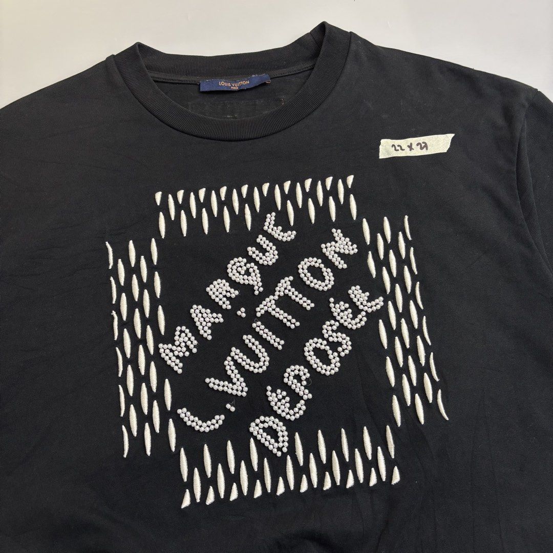 LOUIS VUITTON (Category: Tshirts & Polo Shirts ) located in Taguig. Submitted by the_rare_edit (Listing ID 1468875413, Image 3). Description: DIMENSIONS: 22x27 ISSUE: none COLOR RATE: 9.8/10 CONDITION: Excellent condition.