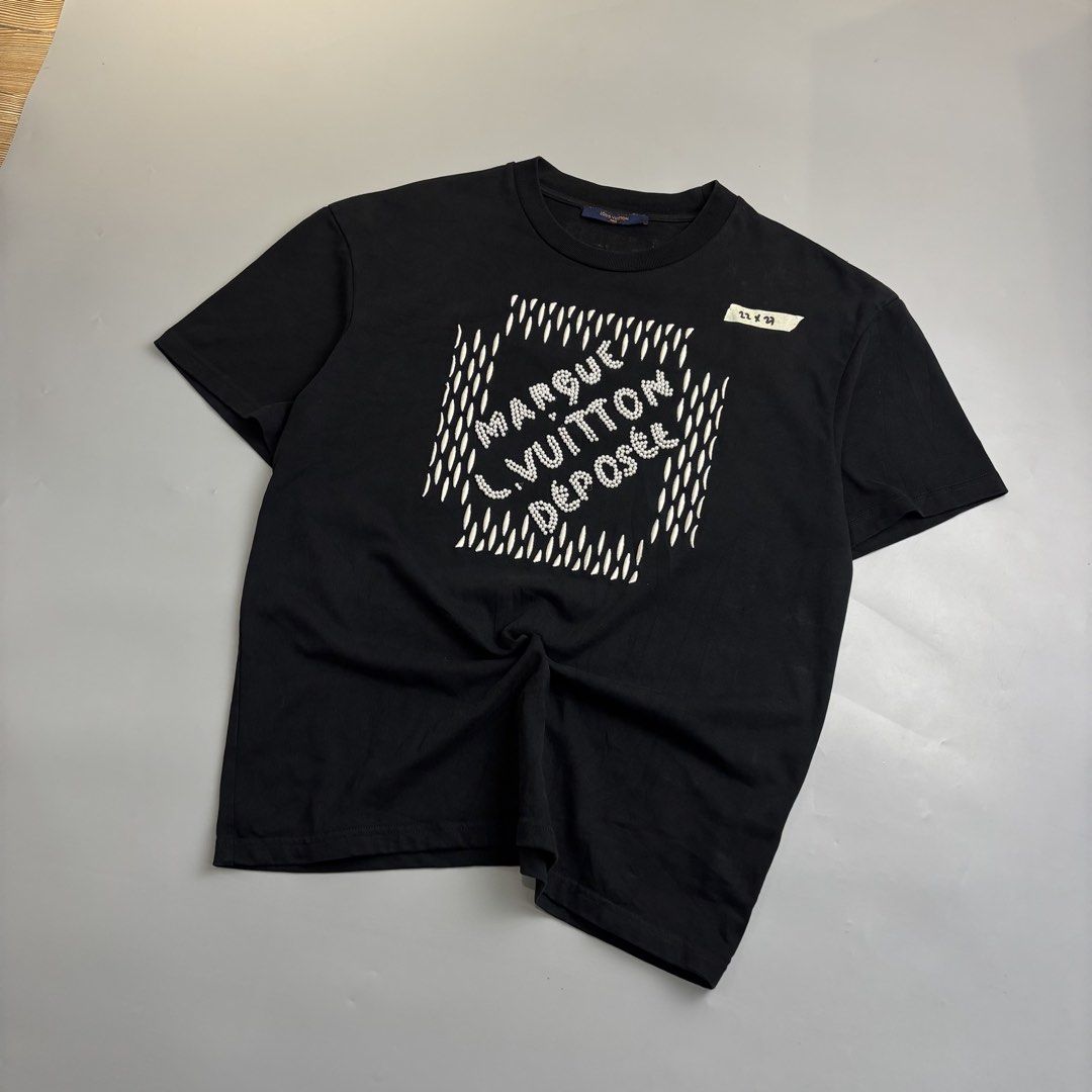 LOUIS VUITTON (Category: Tshirts & Polo Shirts ) located in Taguig. Submitted by the_rare_edit (Listing ID 1468875413, Image 2). Description: DIMENSIONS: 22x27 ISSUE: none COLOR RATE: 9.8/10 CONDITION: Excellent condition.