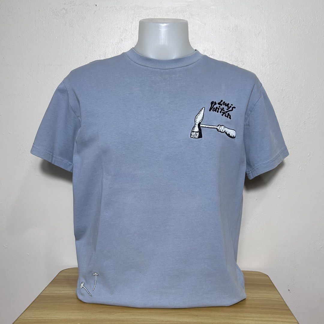 LOUIS VUITTON EMBROIDERED MULTI-TOOLS LIGHT BLUE TEE (Category: Tshirts & Polo Shirts ) located in Dipolog. Submitted by edthrfts (Listing ID 1468899028, Image 1). Description: ✅ ALREADY WASHED AND SANITIZED 📐Width: 21.5 📐Length: 26.5 Fit to: L-XL Condition: 9.5/10 Color: 9.2/10 Issue: white fades sa neckline pero unnoticeable naman parang design lang nya.