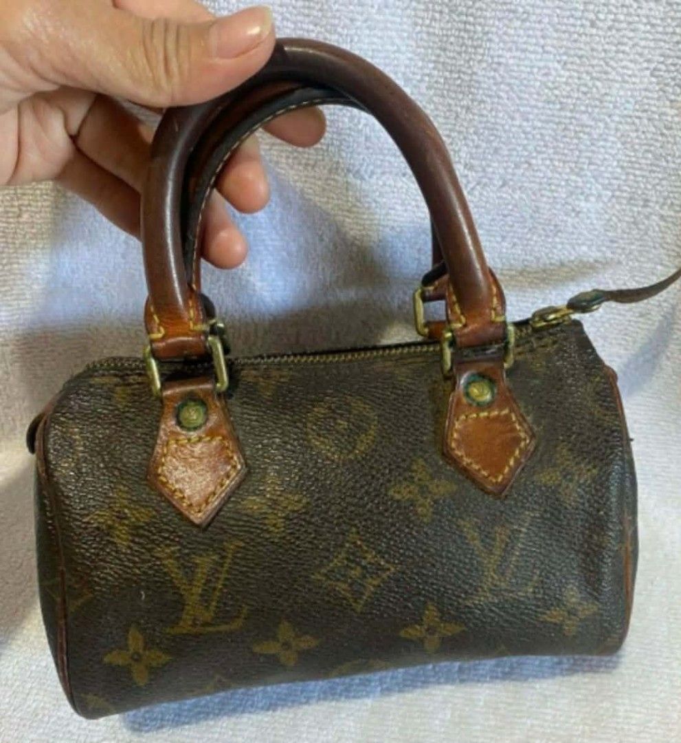 Louis Vuitton Mini Speedy (Category: Luxury Bags & Wallets) located in Manila. Submitted by preloved119 (Listing ID 1468817948, Image 1). Description: - Authentic Louis Vuitton monogram canvas barrel bag - Classic brown coated canvas with iconic LV pattern - Premium Vachetta leather handles and trim - Secure top zip closure - Brown textile interior lining - Interior tag: Louis Vuitton Paris Made in France - Compact cylindrical shape, perfect for 