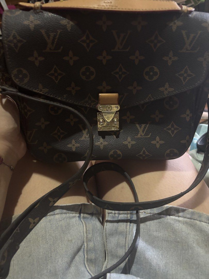 Louis Vuitton Monogram Canvas Pochette Métis bag (Category: Luxury Bags & Wallets) located in Manila. Submitted by jodiein67146 (Listing ID 1468773549, Image 2). Description: Louis Vuitton Monogram Canvas Pochette Métis bag Key Features • Design: Satchel-style structured bag featuring the classic Louis Vuitton Monogram coated canvas. • Hardware: Gold-tone S-lock closure on the front flap. • Handle & Strap: Natural cowhide leather top handle and a