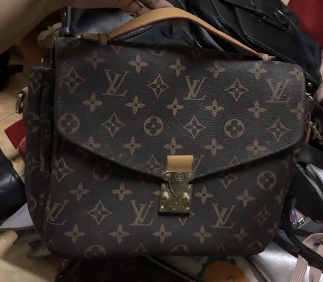 Louis Vuitton Monogram Canvas Pochette Métis bag (Category: Luxury Bags & Wallets) located in Manila. Submitted by jodiein67146 (Listing ID 1468773549, Image 1). Description: Louis Vuitton Monogram Canvas Pochette Métis bag Key Features • Design: Satchel-style structured bag featuring the classic Louis Vuitton Monogram coated canvas. • Hardware: Gold-tone S-lock closure on the front flap. • Handle & Strap: Natural cowhide leather top handle and a