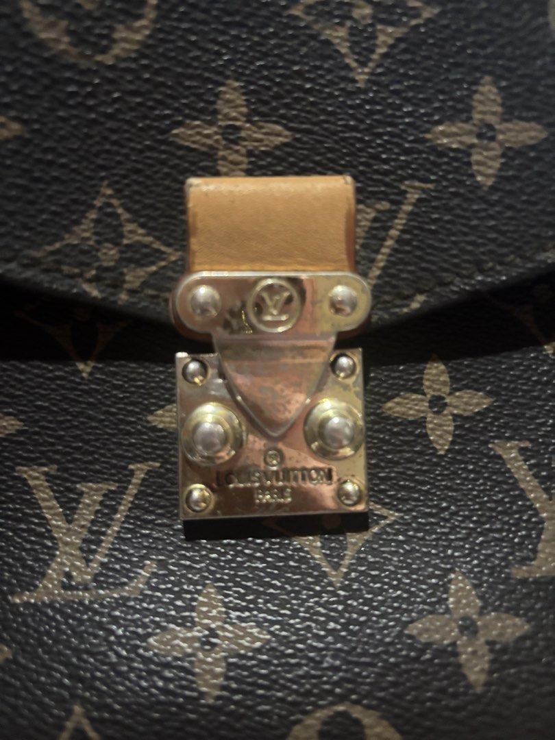 Louis Vuitton Monogram Canvas Pochette Métis bag (Category: Luxury Bags & Wallets) located in Manila. Submitted by jodiein67146 (Listing ID 1468773549, Image 3). Description: Louis Vuitton Monogram Canvas Pochette Métis bag Key Features • Design: Satchel-style structured bag featuring the classic Louis Vuitton Monogram coated canvas. • Hardware: Gold-tone S-lock closure on the front flap. • Handle & Strap: Natural cowhide leather top handle and a