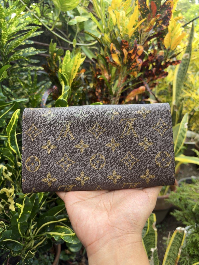 Louis Vuitton Monogram Sarah Long Wallet (Category: Luxury Bags & Wallets) located in Bayambang. Submitted by frugal_vouge (Listing ID 1468778820, Image 2). Description: With issue see pic.