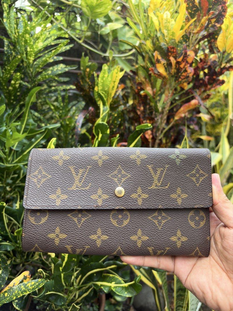 Louis Vuitton Monogram Sarah Long Wallet (Category: Luxury Bags & Wallets) located in Bayambang. Submitted by frugal_vouge (Listing ID 1468778820, Image 1). Description: With issue see pic.
