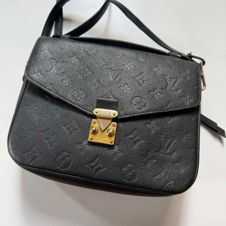 Louis Vuitton pochette metiz MM (Category: Luxury Bags & Wallets) located in Bacolod. Submitted by lux.antithrifts (Listing ID 1468767616, Image 3). Description: Brand: Louis Vuitton Model: Pochette Métis MM Material: Supple Monogram Empreinte embossed grained cowhide leather Color: Noir (Black) with gold-color hardware Dimensions: Approximately 25 x 19 x 7 cm (Length x Height x Width) Key Design Features Silhouette: A modern, compact take on the