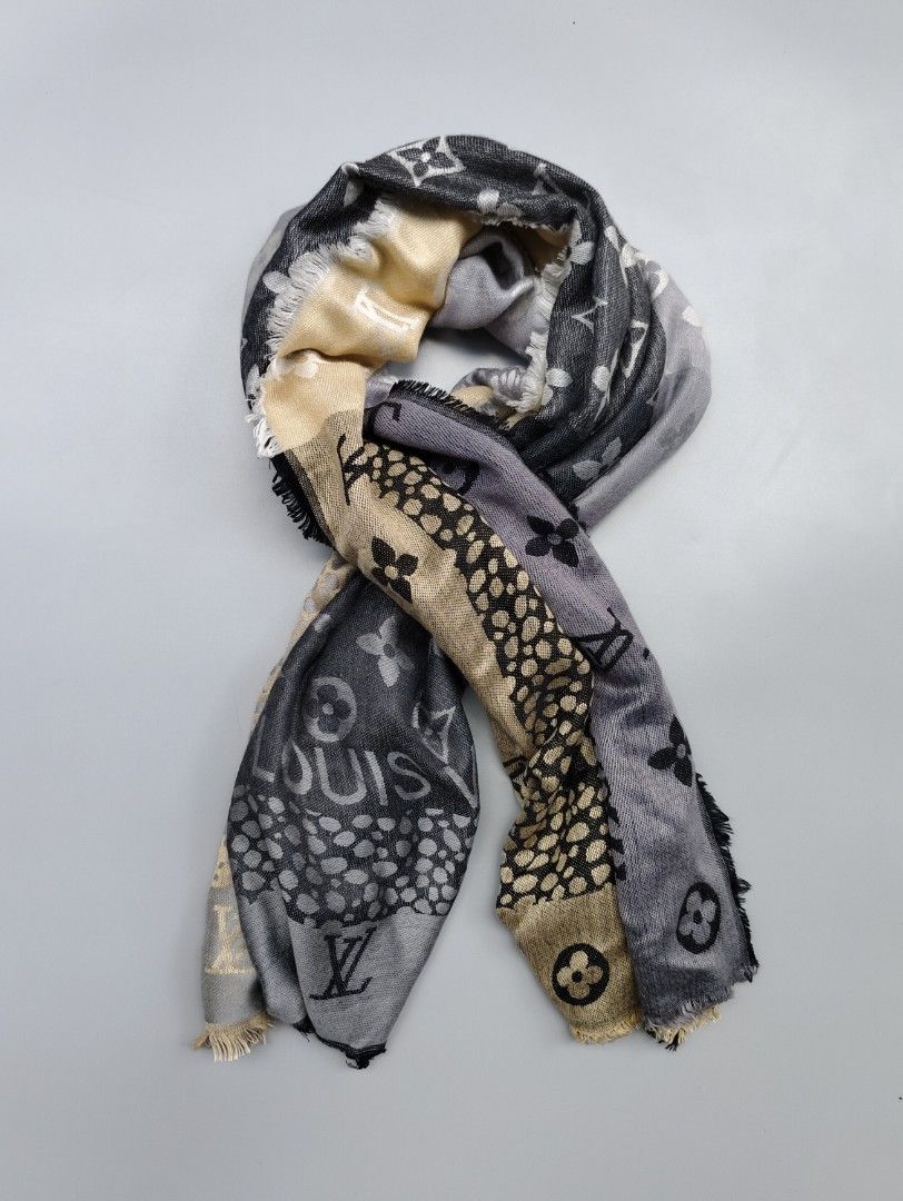 Louis Vuitton unisex scarf (Category: Coats, Jackets and Outerwear) located in Baguio. Submitted by archival_thrifted.ph. (Listing ID 1468795504, Image 2). Description: FOR SALE‼️ .LOUIS VUITTON UNISEX SCARF . EXCELLENT CONDITION .MISSING TAGS .PHP 1500 PLUS SF .❌❌ COP/COD .MOP GCASH . COURIER J&T .BAGUIO AREA .DM FOR SURE BUYER TY.