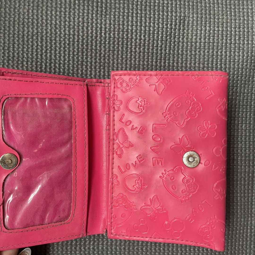 LOVE HELLO KITTY WALLET (Category: Wallets & Card holders) located in Mandaluyong City. Submitted by summahtohdaybabes (Listing ID 1468733109, Image 3). Description: .