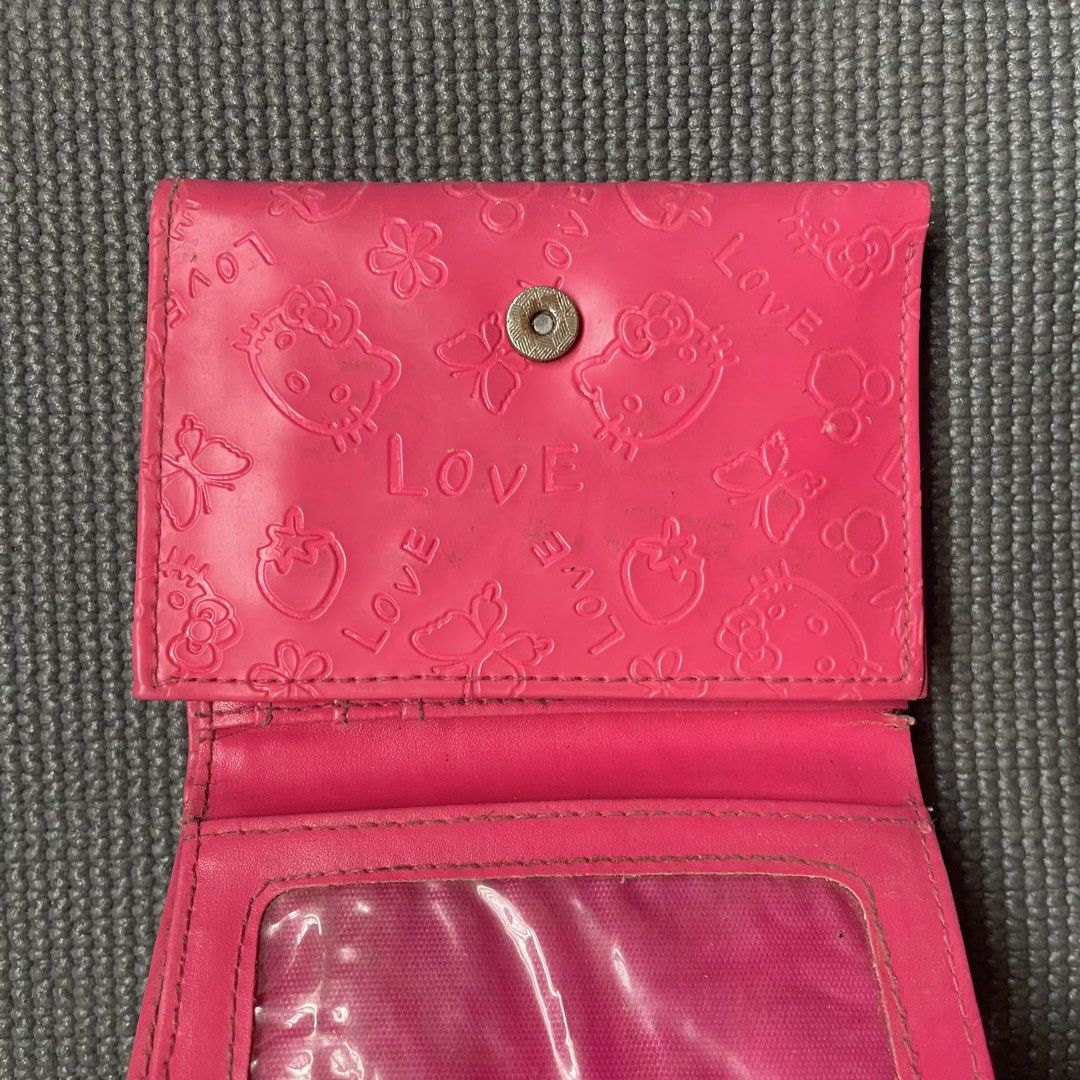 LOVE HELLO KITTY WALLET (Category: Wallets & Card holders) located in Mandaluyong City. Submitted by summahtohdaybabes (Listing ID 1468733109, Image 2). Description: .