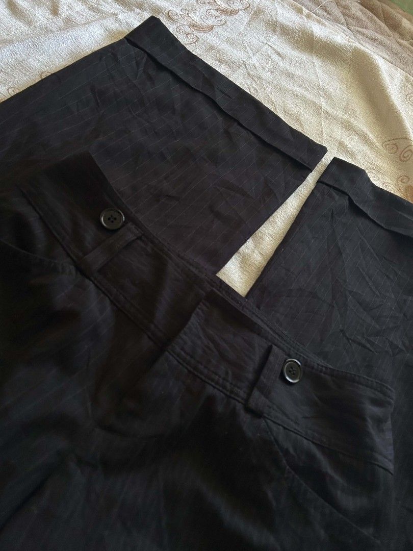 Low waist chic 2000s black pants (Category: Other Bottoms) located in Baguio. Submitted by vryss.bxtique (Listing ID 1468729174, Image 2). Description: hips 29 length 41.