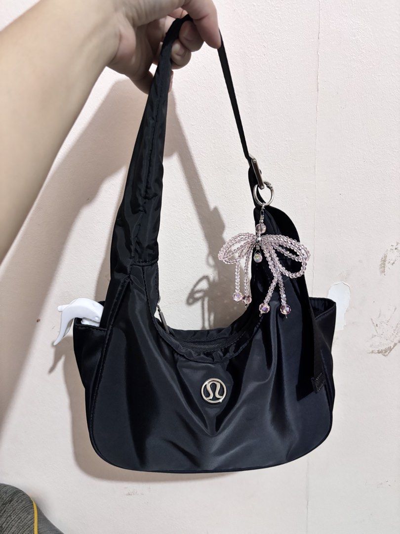 Lulu Kili Bag🖤 (Category: Shoulder Bags) located in Manila. Submitted by anneprlvdbgs (Listing ID 1468880182, Image 1). Description: Mga sis ang pretty neto😍 kunin nyo tu meron din ako neto🫣 sobrang ganda dame nyo malalaman ang perfect sa mga galaan nyo🫣 Lululemon Shoulder Bag🖤 📌Japan Auction Sourced 🍒 1,680 each only (LP) 📌LIKE NEW/ in excellent condition 📌 ACTUAL PHOTO POSTED. What you see is exactly what you get. MOP: GCASH, Maribank 