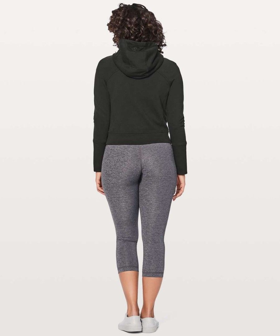 Lululemon (Category: Activewear) located in Legazpi City. Submitted by jaycie.thrift23 (Listing ID 1468714014, Image 3). Description: Lululemon excellent condition dot 6 on tag 17W 19L.