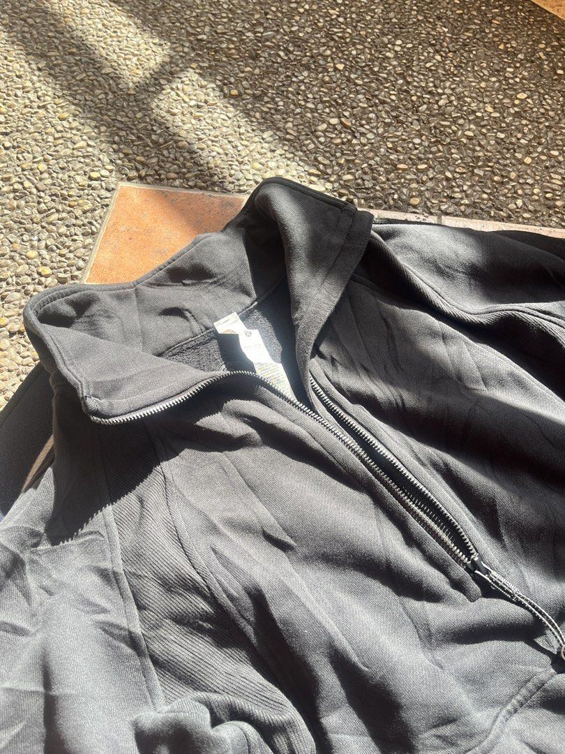 Lululemon (Category: Coats, Jackets and Outerwear) located in Davao. Submitted by vnxcentt (Listing ID 1468714145, Image 3). Description: Lululemon 20 x 24 / 26 Back - Excellent Condition.