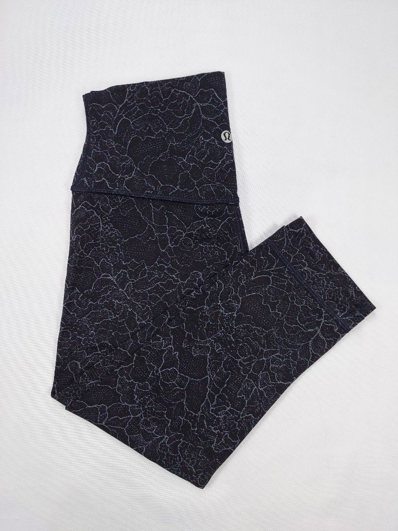 LULULEMON 3/4 LEGGINGS (Category: Activewear) located in Baguio. Submitted by kayleeco21 (Listing ID 1468825090, Image 1). Description: .