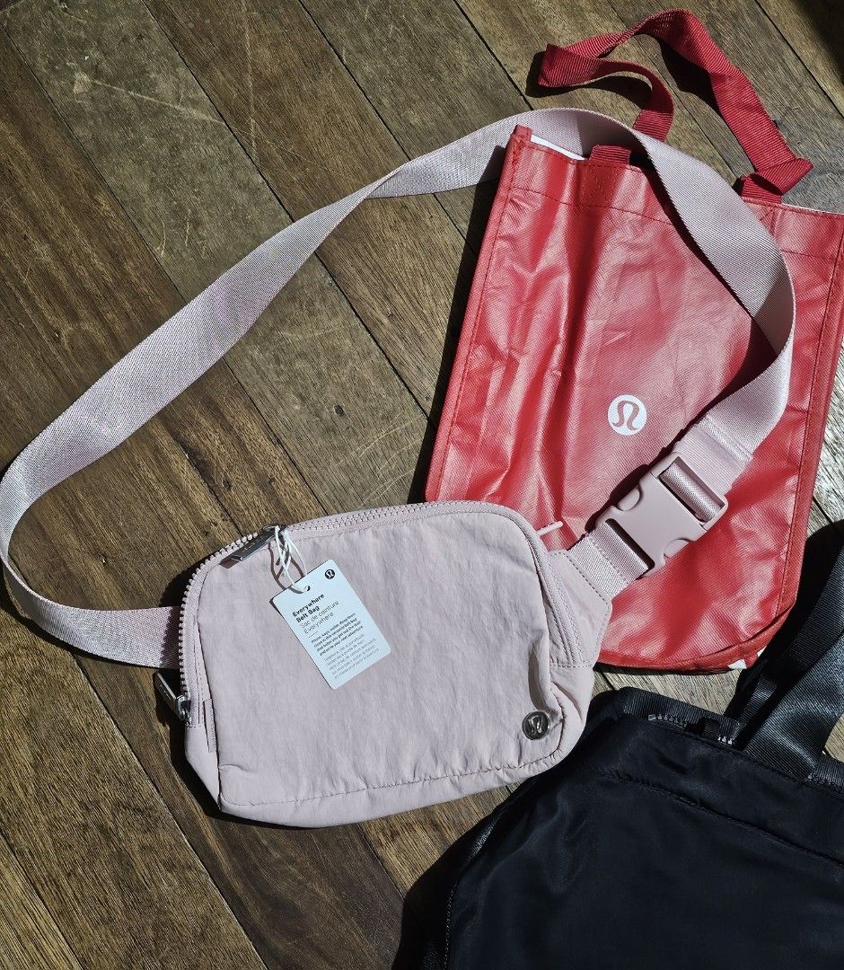Lululemon beltbag (Category: Cross-body Bags) located in Manila. Submitted by onlinesmartshopping12 (Listing ID 1468876074, Image 1). Description: no issue from Canada.
