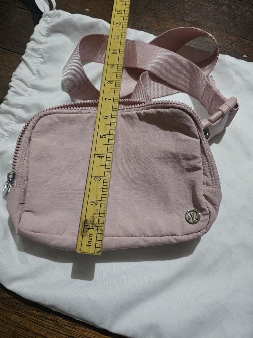Lululemon beltbag (Category: Cross-body Bags) located in Manila. Submitted by onlinesmartshopping12 (Listing ID 1468876074, Image 2). Description: no issue from Canada.