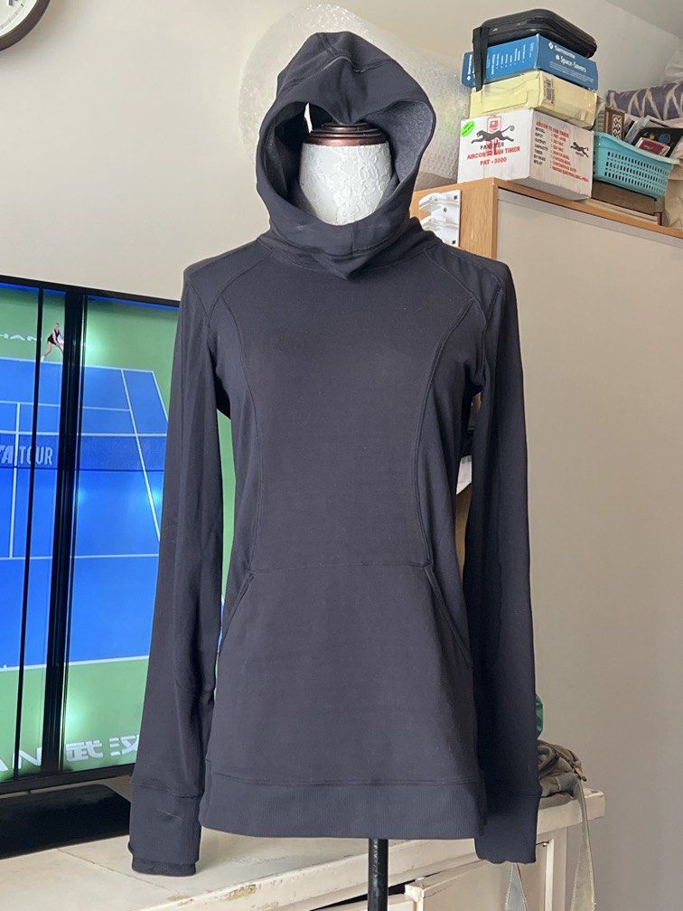 Lululemon black hoodie (Category: Activewear) located in Pasig City. Submitted by sandace (Listing ID 1468759156, Image 1). Description: Authentic Color: 10/10 Condition: 9.5/10 Needs to be washed Size: not indicated but estimate is medium .