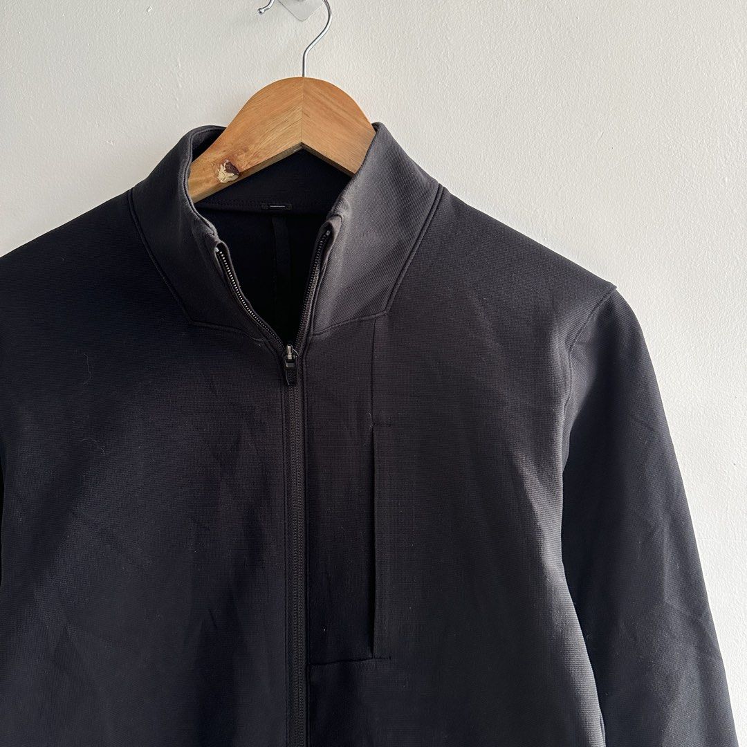 LULULEMON Black Sojourn Men’s Jacket (Category: Activewear) located in Lemery. Submitted by thesecond_row.ph (Listing ID 1468807633, Image 3). Description: LULULEMON Black Sojourn Men’s Jacket size Small 19.5” width 25.5” length Excellent condition Color rate 9.5/10 No issue - Location: Lemery, Batangas 📍 .