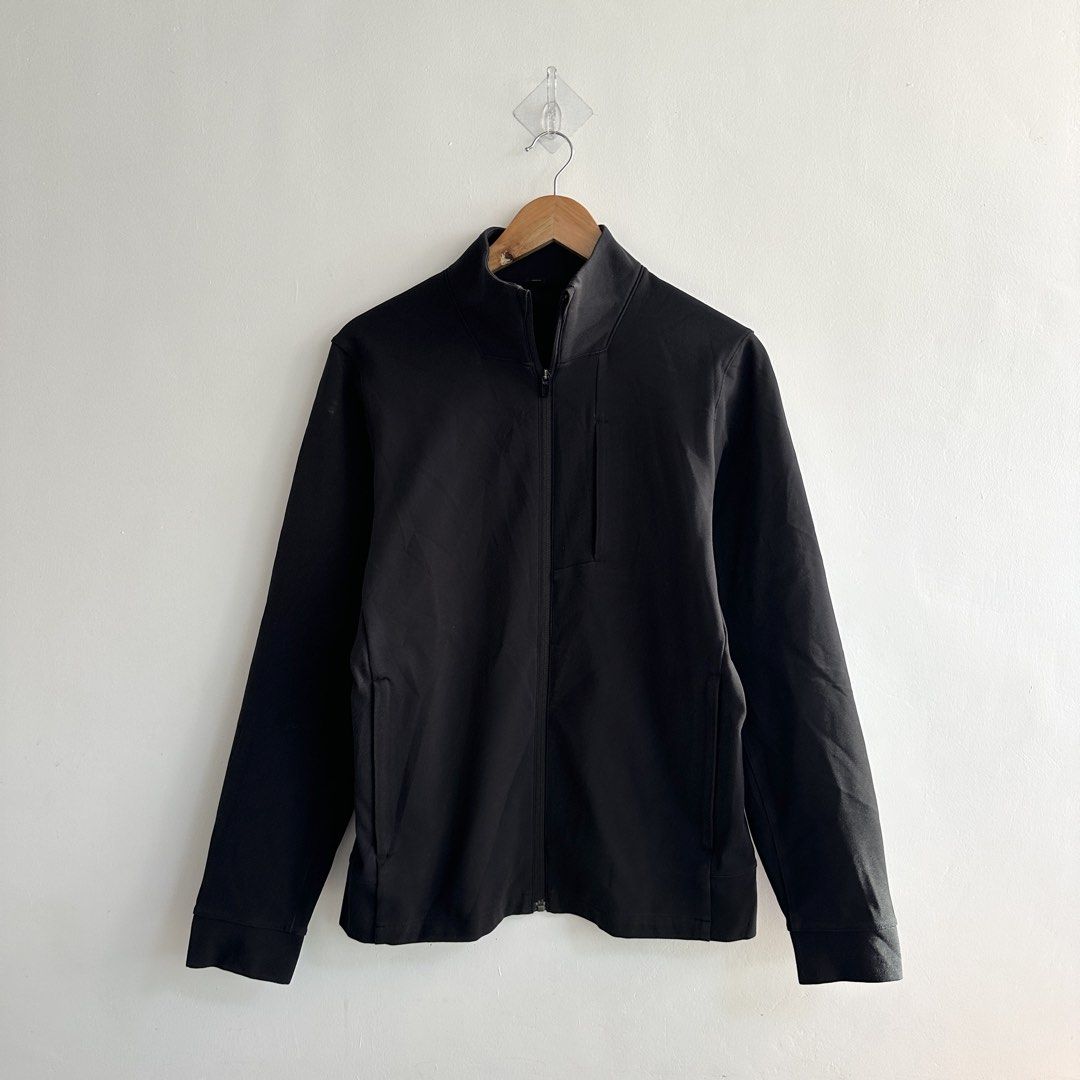 LULULEMON Black Sojourn Men’s Jacket (Category: Activewear) located in Lemery. Submitted by thesecond_row.ph (Listing ID 1468807633, Image 2). Description: LULULEMON Black Sojourn Men’s Jacket size Small 19.5” width 25.5” length Excellent condition Color rate 9.5/10 No issue - Location: Lemery, Batangas 📍 .