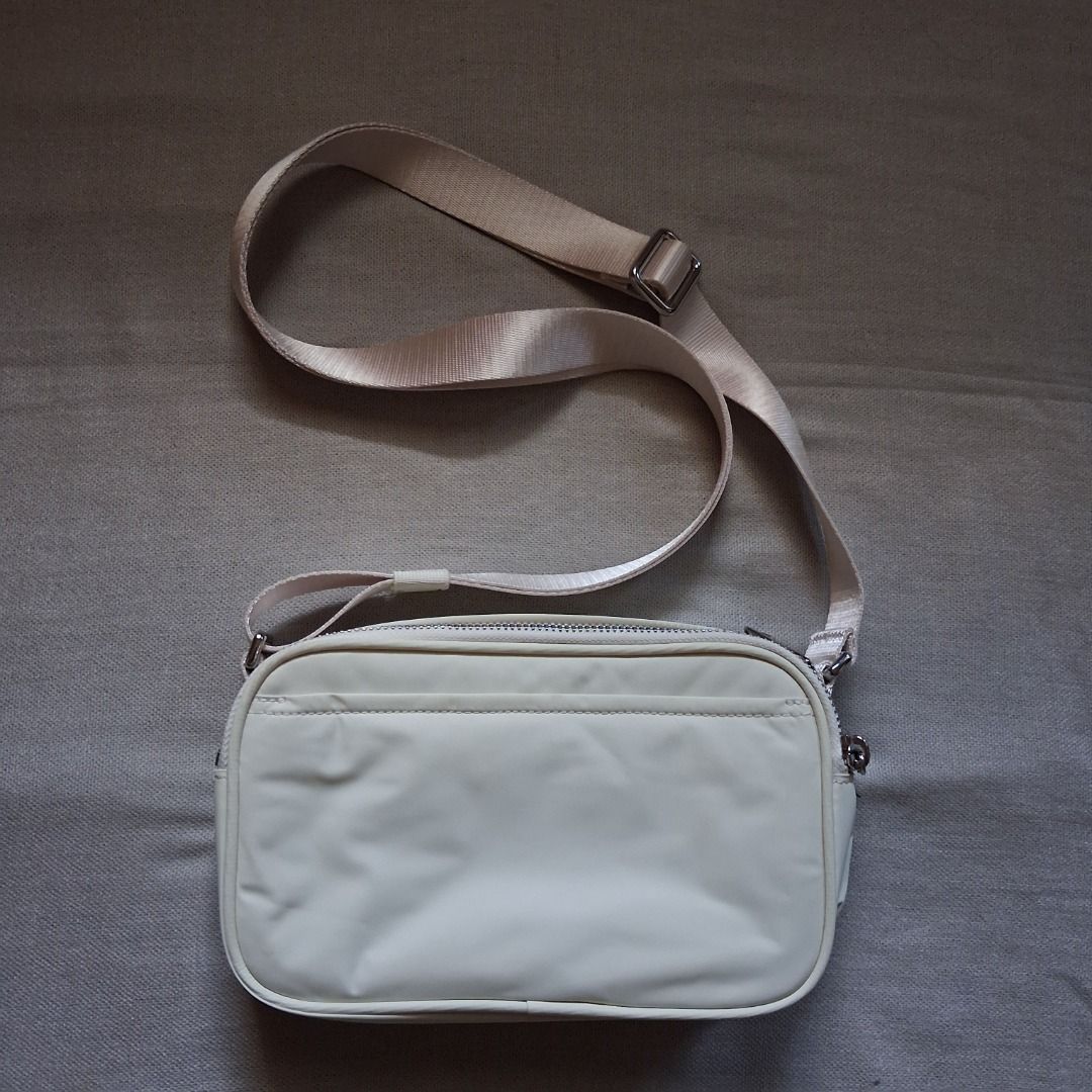 Lululemon Camera crossbody (Category: Cross-body Bags) located in Quezon City. Submitted by threeleggeddog (Listing ID 1468843314, Image 2). Description: pre-loved 9/10 condition light ivory color.