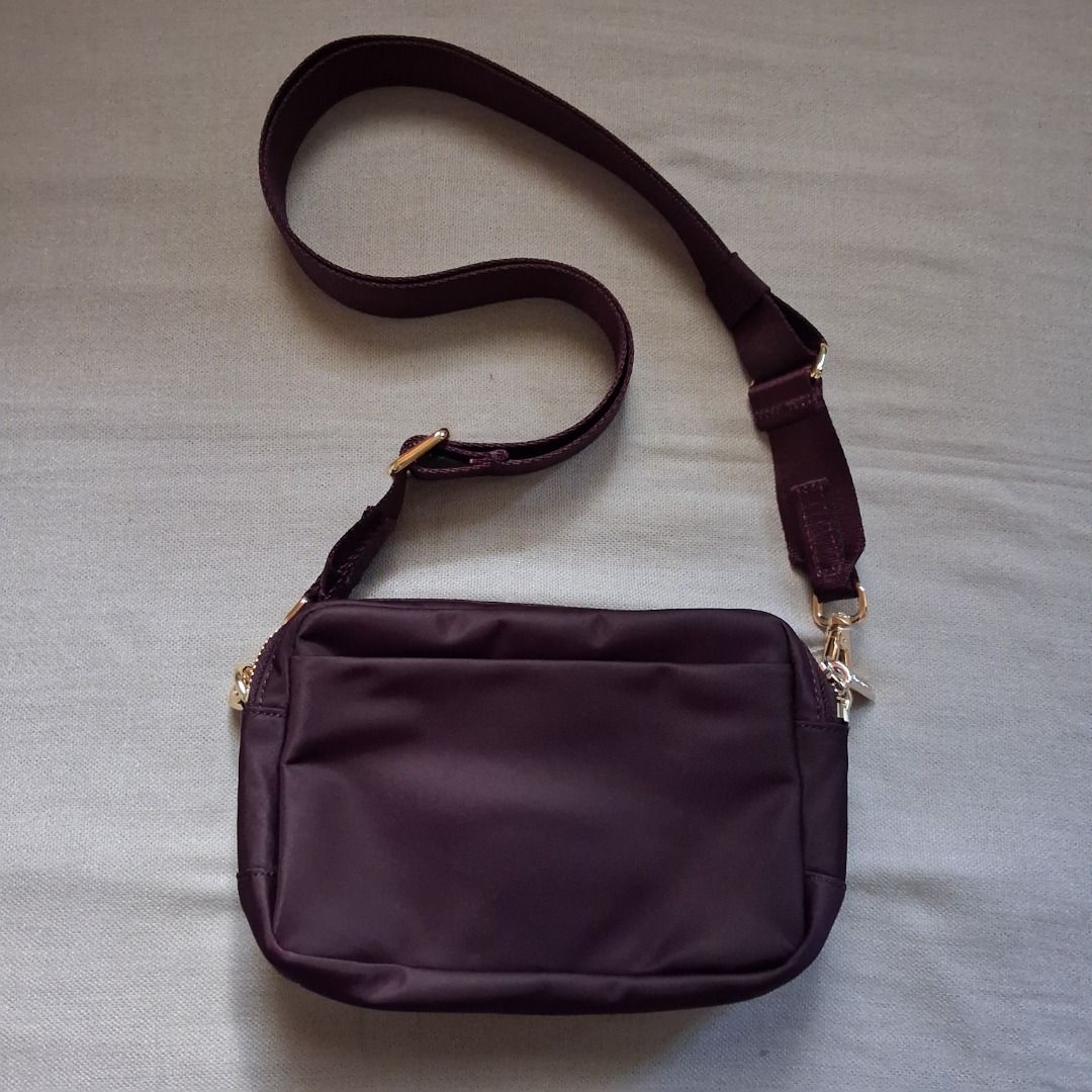 Lululemon Everywhere crossbody (Category: Cross-body Bags) located in Quezon City. Submitted by threeleggeddog (Listing ID 1468841707, Image 2). Description: brand new with detached tags black/plum/gold color.