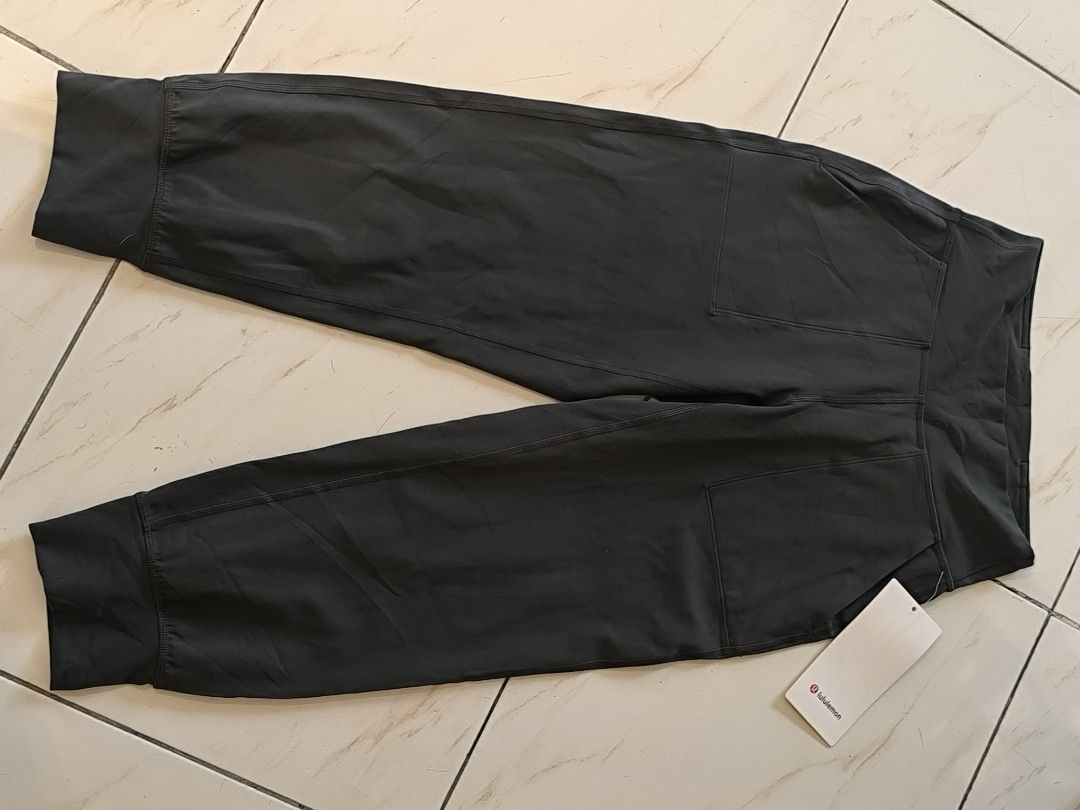 Lululemon jogger cropped (Category: Activewear) located in Alcantara. Submitted by 2jongthebestseller (Listing ID 1468751437, Image 1). Description: decluttering.