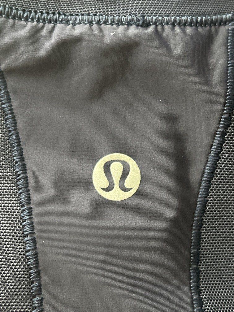 Lululemon navy tank top with bra inside (Category: Activewear) located in Pasig City. Submitted by sandace (Listing ID 1468718014, Image 3). Description: Authentic Size not indicated but estimate is 6 Pads included.