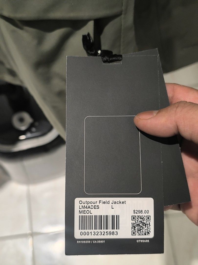 Lululemon Stretch Cargo Jacket (Category: Coats, Jackets and Outerwear) located in Alcantara. Submitted by 2jongthebestseller (Listing ID 1468748914, Image 3). Description: im decluttering, bought it in u.s for $298. never been used..