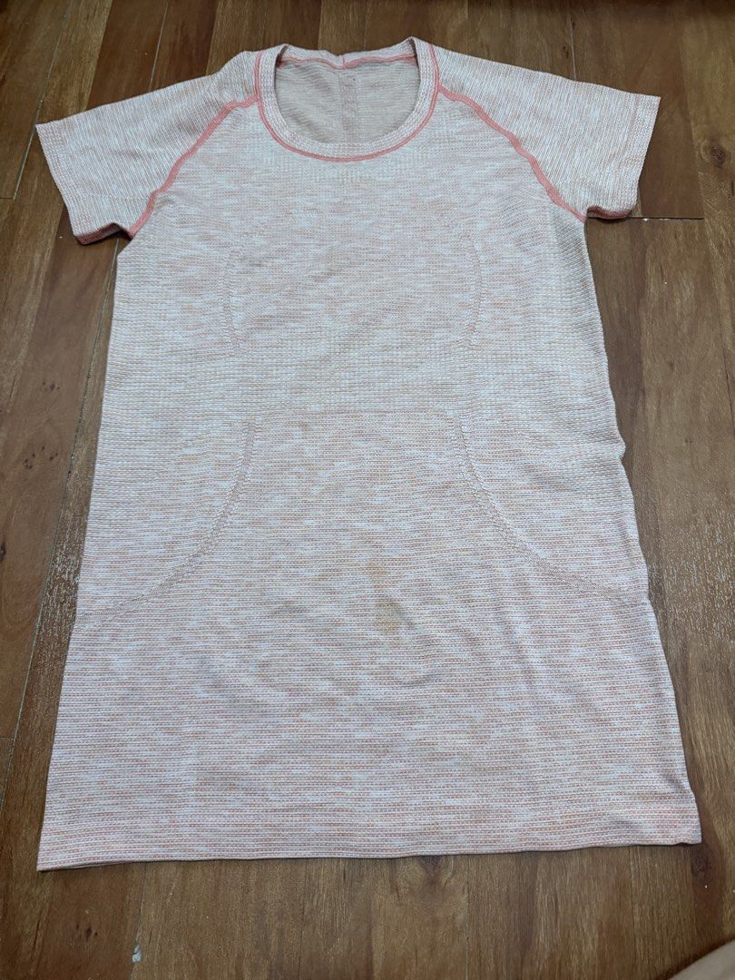 Lululemon Top (Category: Activewear) located in Quezon City. Submitted by krtstn (Listing ID 1468779044, Image 1). Description: - issue: stain on lower part .