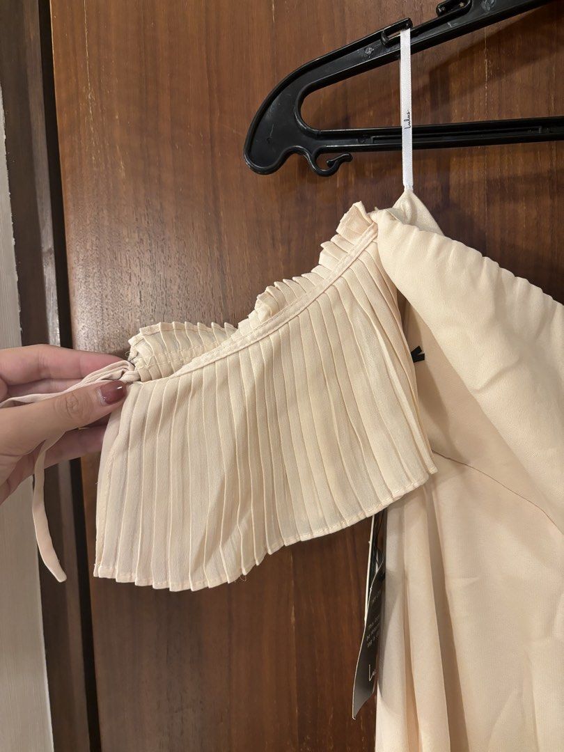 Lulus Off-The-Shoulder Cream Dress (Category: Evening dresses & gowns) located in Muntinlupa City. Submitted by juliegarcia (Listing ID 1468802503, Image 3). Description: 🚢 Shipping fee not included. 💸 Price negotiable. 💌 DM for more photos & info. .