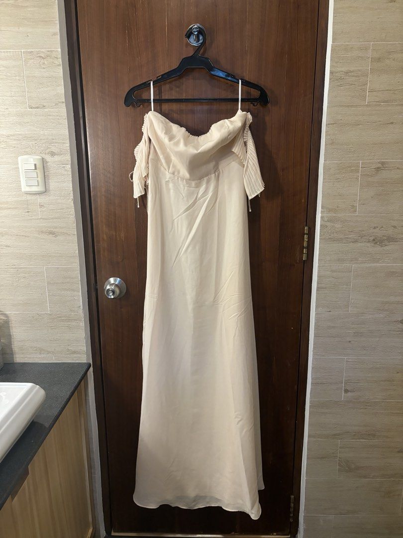 Lulus Off-The-Shoulder Cream Dress (Category: Evening dresses & gowns) located in Muntinlupa City. Submitted by juliegarcia (Listing ID 1468802503, Image 1). Description: 🚢 Shipping fee not included. 💸 Price negotiable. 💌 DM for more photos & info. .
