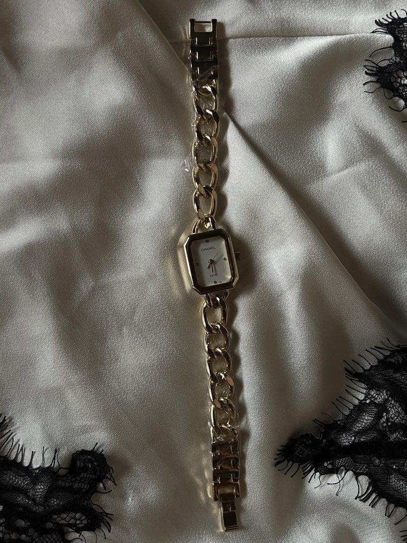 Luxury watch (Category: Women's Watches) located in Lapu Lapu. Submitted by amour.avenue_ph (Listing ID 1468738616, Image 1). Description: 𖦹 with box | working (with batt) 𖦹 non tarnished upon proper care 📍sellers location : Banilad, Cebu .