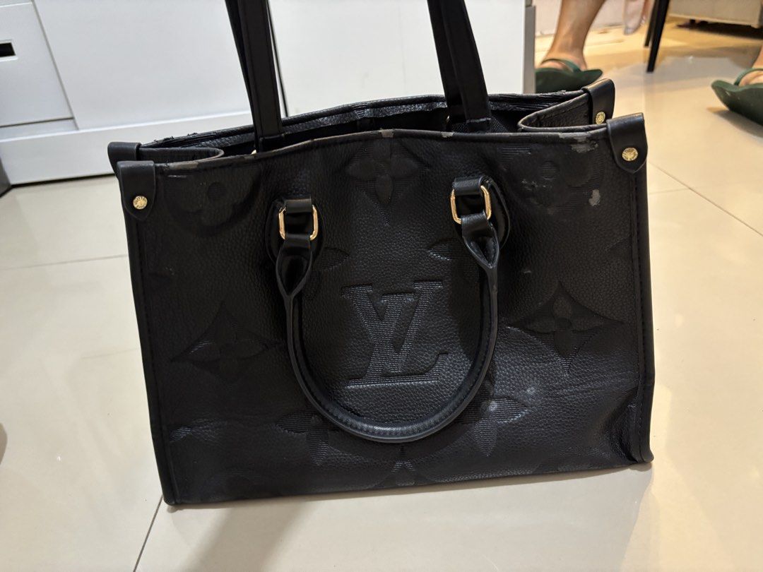 LV black (Category: Shoulder Bags) located in Pasay City. Submitted by l0cky (Listing ID 1468717850, Image 2). Description: need to punas lang may konti bakbak pero overall ok naman.